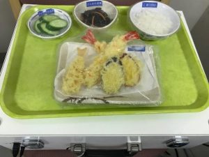 食品サンプルとトレイ