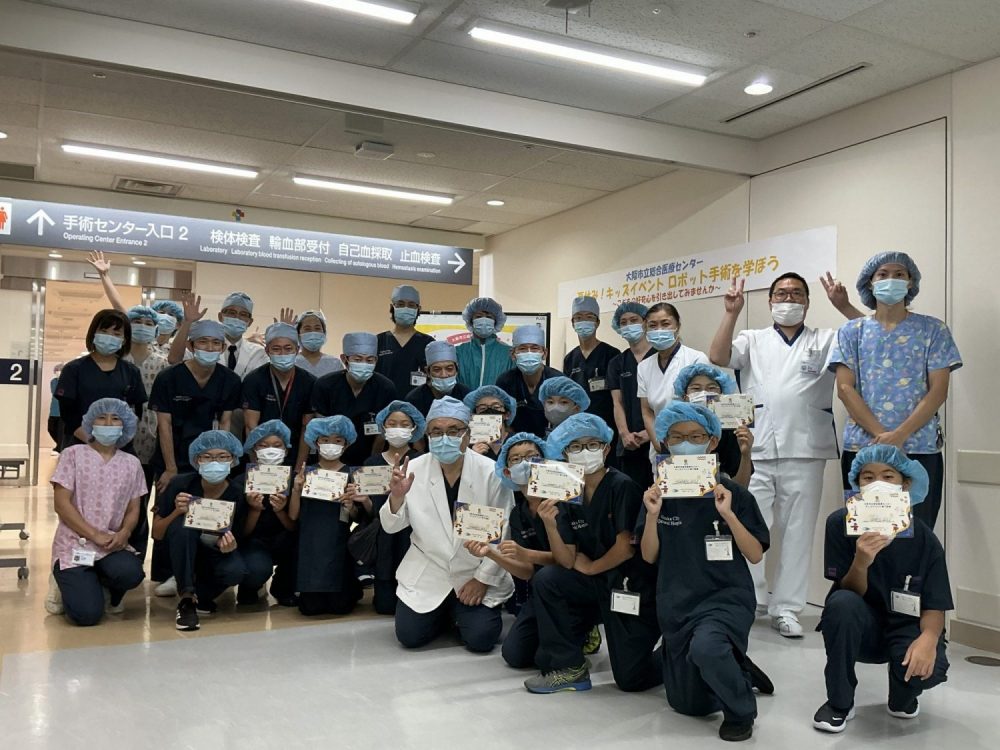 体験終了後の集合写真。
病院長、当院スタッフとともに撮影。