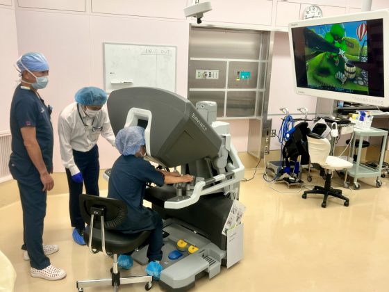シミュレーターによるダビンチXi体験をする参加者
