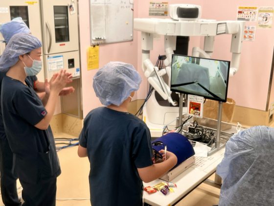 腹腔鏡体験をする参加者