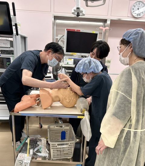 挿管体験をする参加者