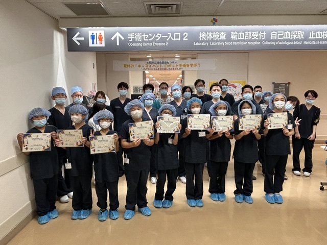 体験終了後の集合写真。 病院長、当院スタッフとともに撮影。
